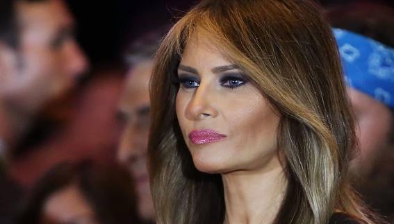 Melania accedió gustosa a desnudarse