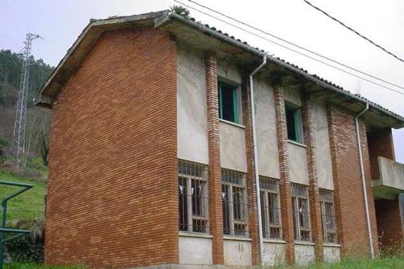 Antigua escuela rural de Rioseco de Caldones, que se reformará para viviendas protegidas. 