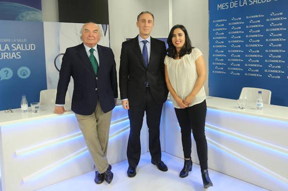 Ignacio González y Alberto Batalla, junto a la periodista Ángela S. Cifuentes. 