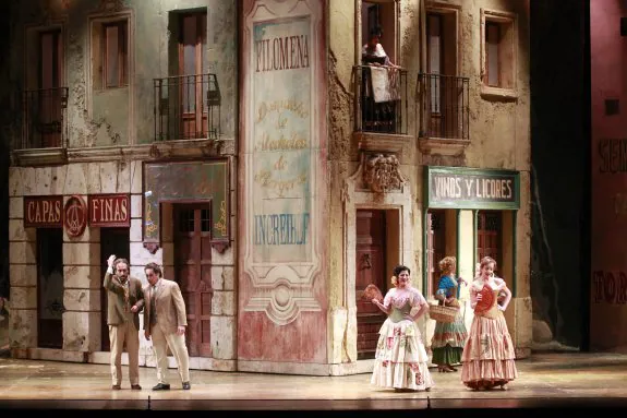 El elenco de la zarzuela 'Doña Francisquita', sobre las tablas del Teatro Campoamor. 