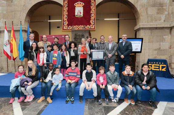 Niños y coordinadores recibieron el galardón. 