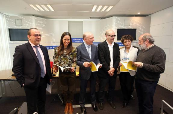 Antonio Molejón (Salud Pública), la pedagoga Nadia García, el pediatra José Ignacio Pérez Candás, el sociólogo Antón González, la psicóloga clínica Susana García y el epidemiólogo José Ramón Hevia, con la guía. 