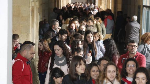 Cientos de personas han hecho cola en la Laboral para participar en el casting.