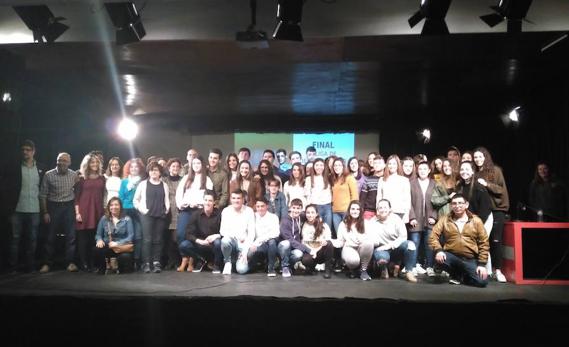 Los participantes en el debate escolar posaron sobre el escenario al final de la competición. 