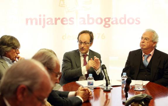 Al fondo, por la izquierda, Ignacio Arias, Miguel Teijelo y Ramón Fernández-Mijares, el anfitrión. 