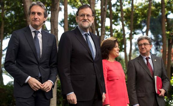 El ministro de Fomento, Íñigo de la Serna, y el presidente del Gobierno, Mariano Rajoy, el pasado martes, en Barcelona. 