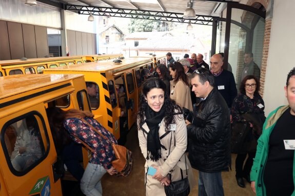 Viajeros en el tren minero del Ecomuseo del Valle de Samuño. 