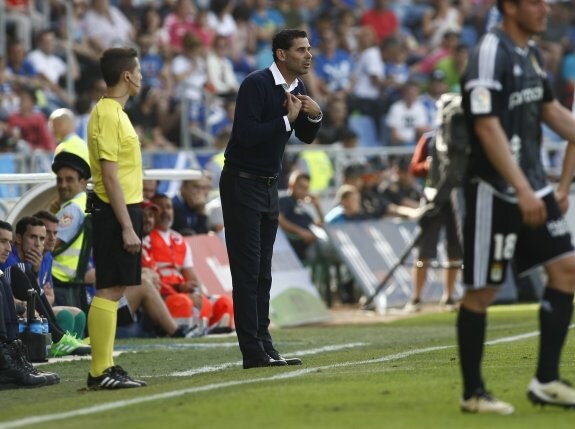 El técnico del Real Oviedo, durante el encuentro del Heliodoro. 