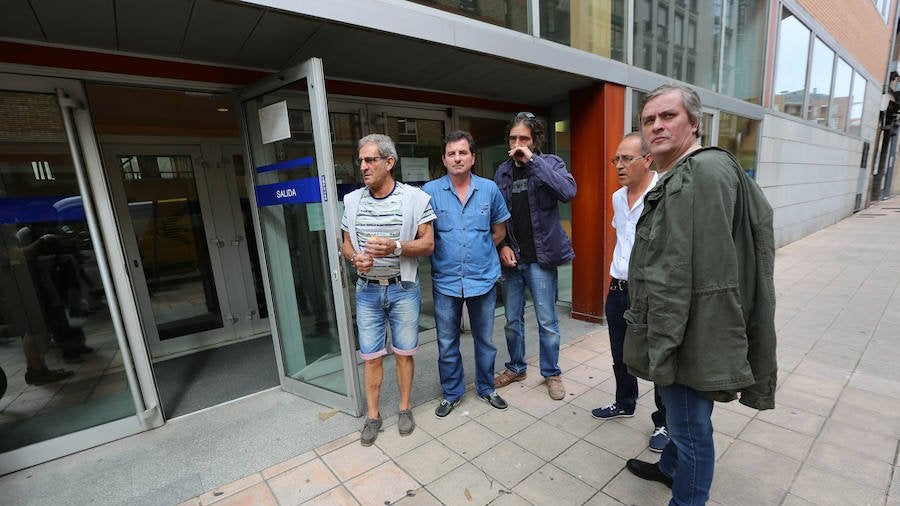 Afectados antes de declarar en el juzgado en 2016.