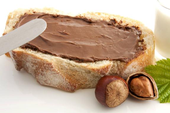 Una rebanada de pan con crema de cacao con avellanas, producto que debe su consistencia a la utilización del aceite de palma. 