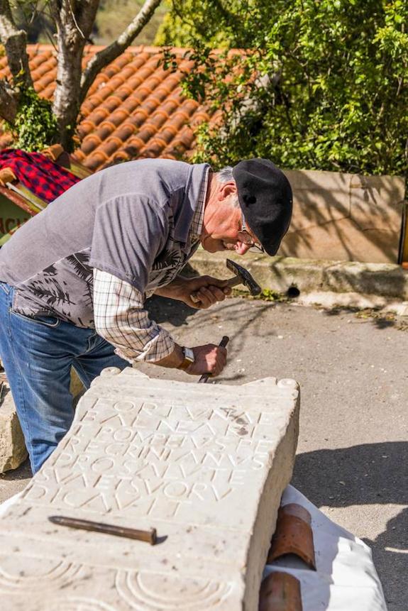 Ramón Alzola trabaja en el receptáculo de las ofrendas. Debajo, lugar donde se encontró el ara. 