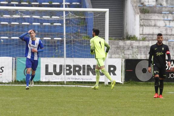 Luismi se lleva la mano a la cabeza tras la anulación de su gol al Sporting B.