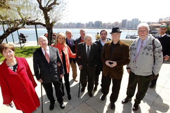 José Luis Martínez e Isabel Moro, acompañados de miembros de sus directivas, en la comida celebrada en el Real Club de Regatas. 