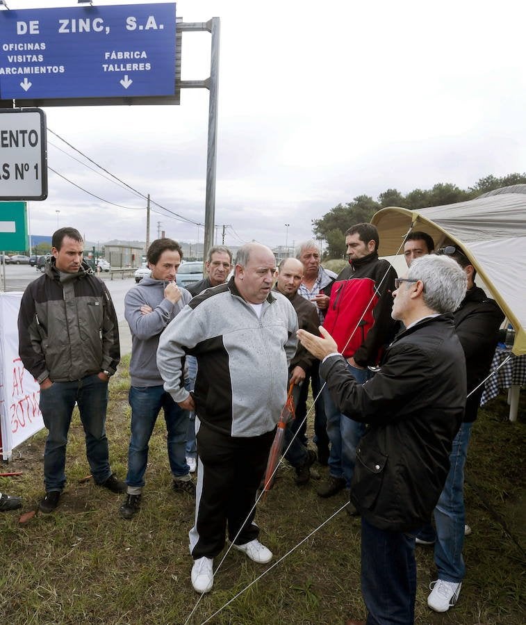 Llamazares, a la derecha, durante una visita a trabajadores acampados ante la factoría.