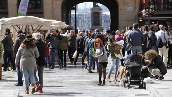 Turistas disfrutando de la Semana Santa en Gijón. 