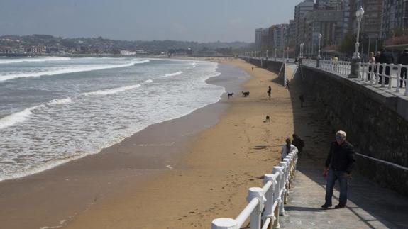 Vista de la playa de San Lorenzo de Gijón, esta mañana.