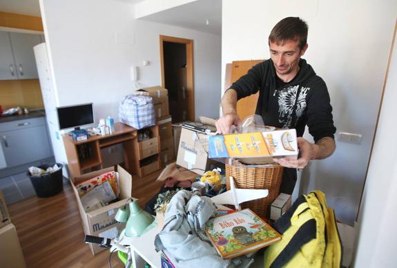 Jonathan Álvarez coloca sus pertenencias en su nueva vivienda de La Corredoria. 