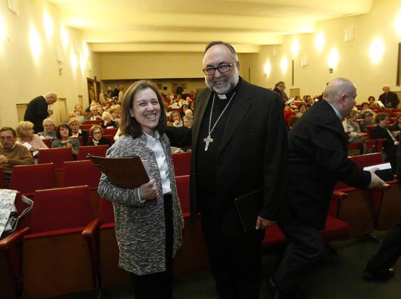 Rodríguez con el obispo, Jesús Sanz, antes de la charla. 