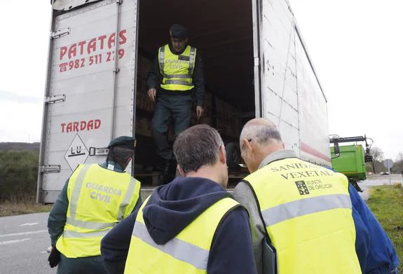 Control de la Guardia Civil en Lugo para impedir que la patata infestada salga de la zona declarada en cuarentena. 