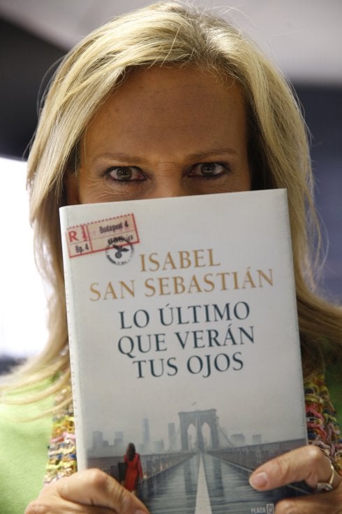 Isabel San Sebastián, parapetada tras su novela. 