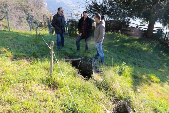 David Moreno, en el centro, ayer, durante su visita a Boo 