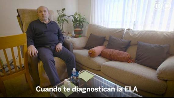 Arrabal, en el vídeo, con los botes de medicamento sobre la mesa.