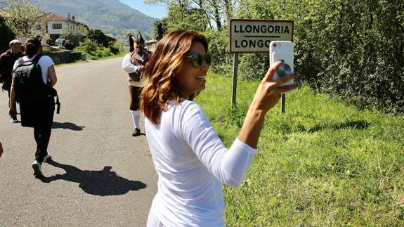 La actriz Eva Longoria se hace un 'selfie' ante el cartel de Longoria, en Belmonte de Miranda. 