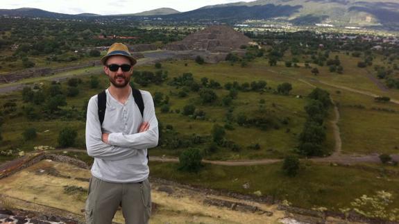 Alejandro Rubio, con Teotihuacán al fondo.