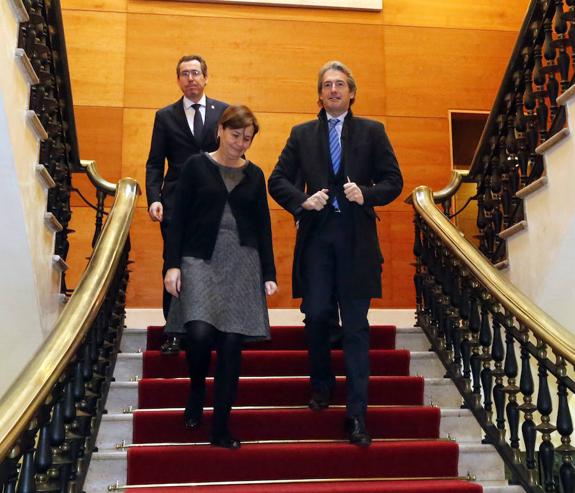 Carmen Moriyón e Íñigo de la Serna, seguidos por Fernando Couto, en la visita del ministro a Gijón. 