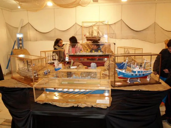 Varias maquetas de los barcos, en la Casa de Cultura de Tineo. 