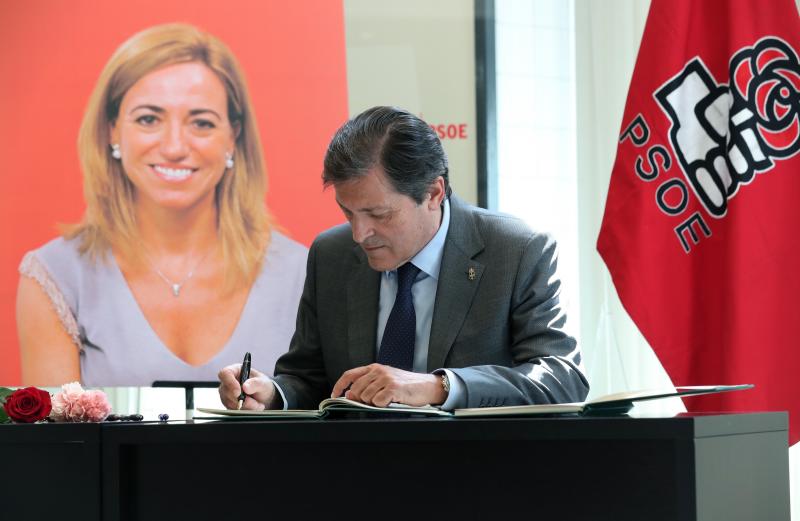 Javier Fernández escribe en el libro de condolencias.