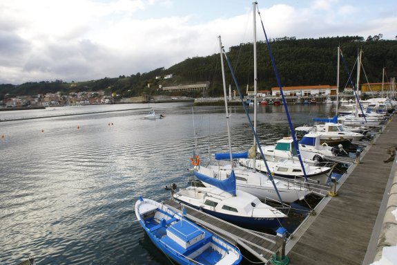 Embarcaciones amarradas en el puerto de La Arena. 