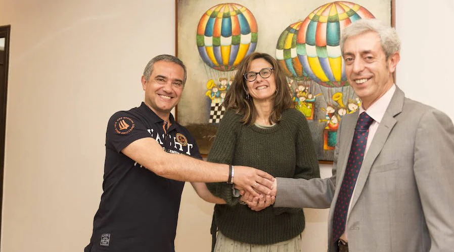 Los representantes de los trabajadores de La Auxiliar, ayer,  junto a su abogado, Federico Recalde. 