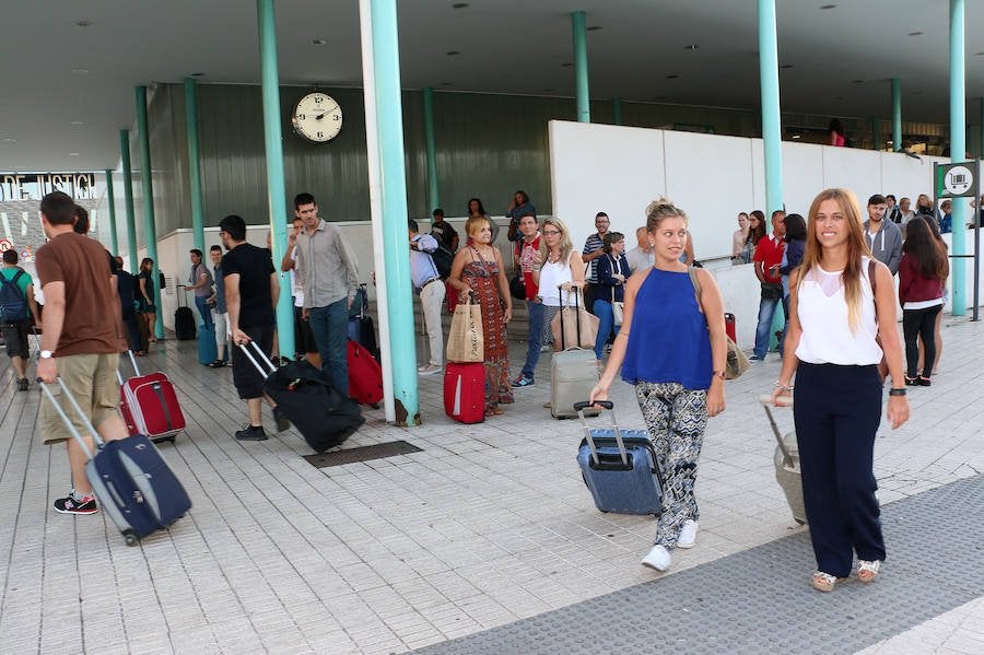 Viajeros, a su llegada a la estación provisional. 