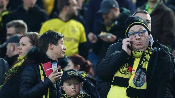 Borussia Dortmund - Mónaco | Los aficionados del Mónaco aclaman al Borussia y el club alemán les invita a quedarse a dormir