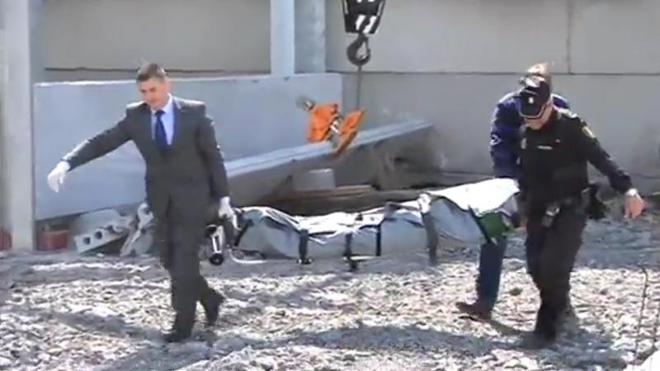 La Policía levanta el cadáver del operario fallecido en Avilés. 