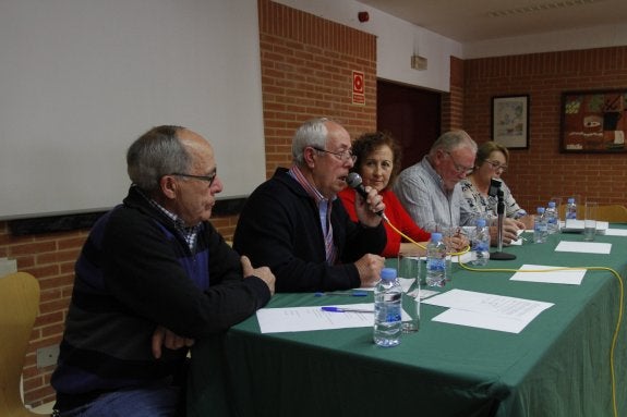 La directiva del centro ayer durante la asamblea. 