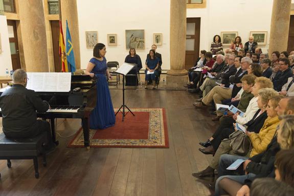 Paula Lueje y Manuel Burgueras, al piano, ayer. 