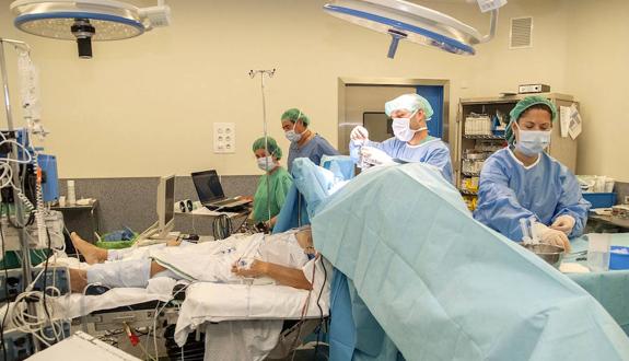 Operación de estimulación cerebral profunda practicada ayer en el HUCA a un paciente parkinsoniano por el equipo del cirujano Javier Sol. 