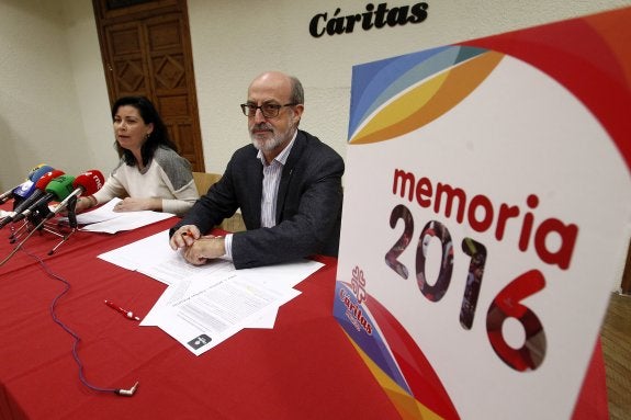 María Luz Baeza explica las cifras de la Memoria 2016 ante la mirada del director de Cáritas Ignacio Alonso. 