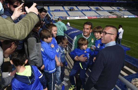 Esteban se fotografía con un grupo de aficionados. 