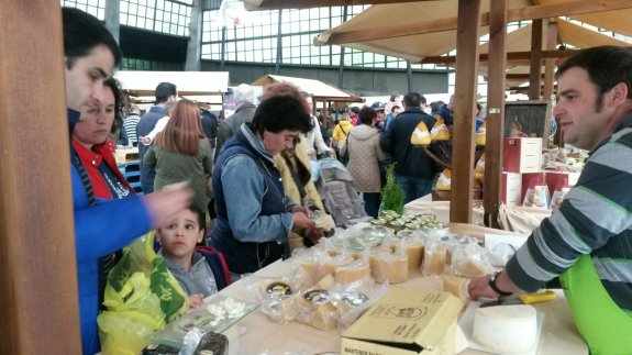 Uno de los puestos de la concurrida feria del queso de Taramundi.