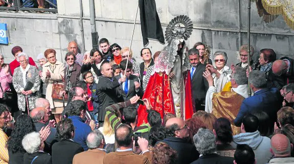 La Virgen del Rosario es desprovista del velo negro ante el sacerdote José Manuel García. 