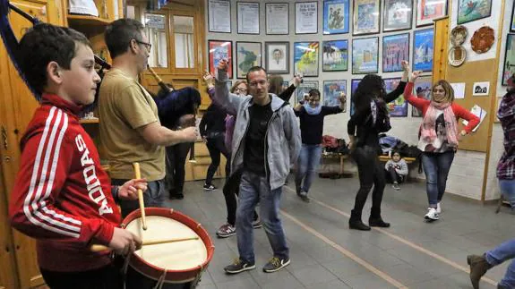 Ensayo del Grupo Folclórico y de Investigación El Ventolín, en su local de La Pola. 