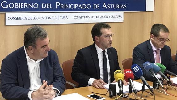 Manuel Capellán, Genaro Alonso, y Francisco Laviana, durante la presentación de los datos de FP Dual. 