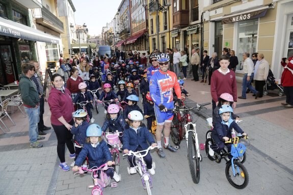 Los alumnos de Ribadesella celebran el Día de la Bicicleta