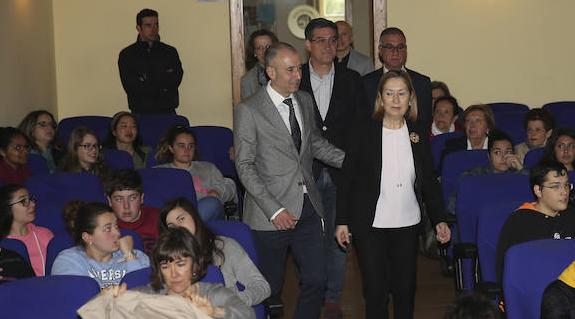 Ana Pastor, con Luis Felipe Fernández, organizador del Foro, entra en el salón de actos. Tras ellos, Ignacio Prendes. 