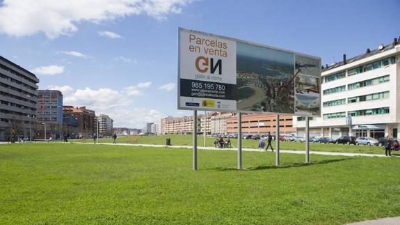 Cartel de Gijón al Norte en los terrenos del 'solarón'. 