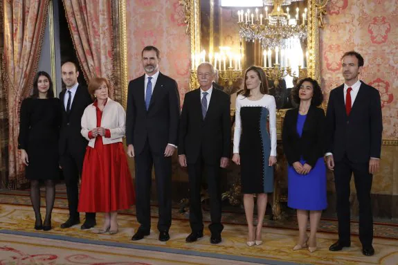 El escritor Eduardo Mendoza, en el centro de la imagen, entre los Reyes, durante la recepción de ayer en Madrid. 