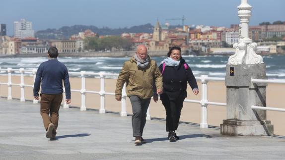 La gente que paseaba esta mañana por El Muro de San Lorenzo, en Gijón, notaba la fuerza del viento. 